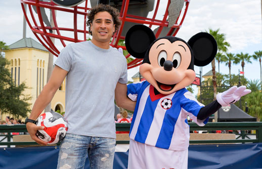 Memo Ochoa y Mickey Mouse sorprenden a competidores de USYS en Walt Disney World