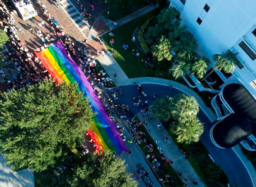 La diversidad y el orgullo inundan las calles de Orlando