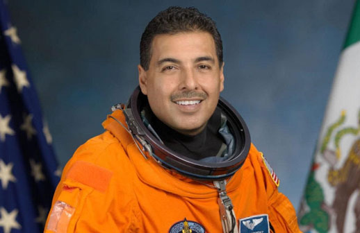 José Hernández, el astronauta de origen mexicano llega a Astronaut Encounter