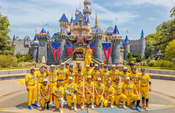Savannah Bananas pintaron de amarillo Disneyland Resort