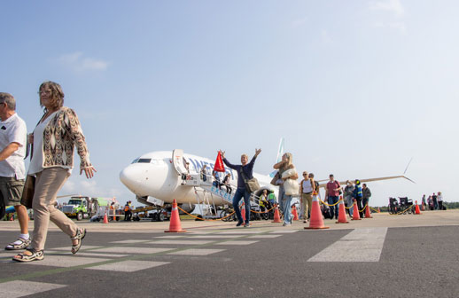 Primer vuelo internacional de la temporada invernal aterriza en Ixtapa Zihuatanejo