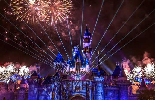 Anaheim enciende sus fuegos artificiales en temporada navideña