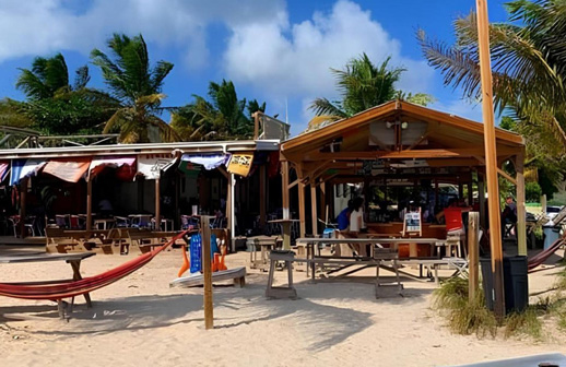 Anguila refresca con mixología a la orilla del mar