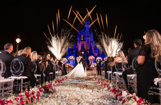 Disney celebra al amor con vestidos de ensueño y bodas en Haunted Mansion