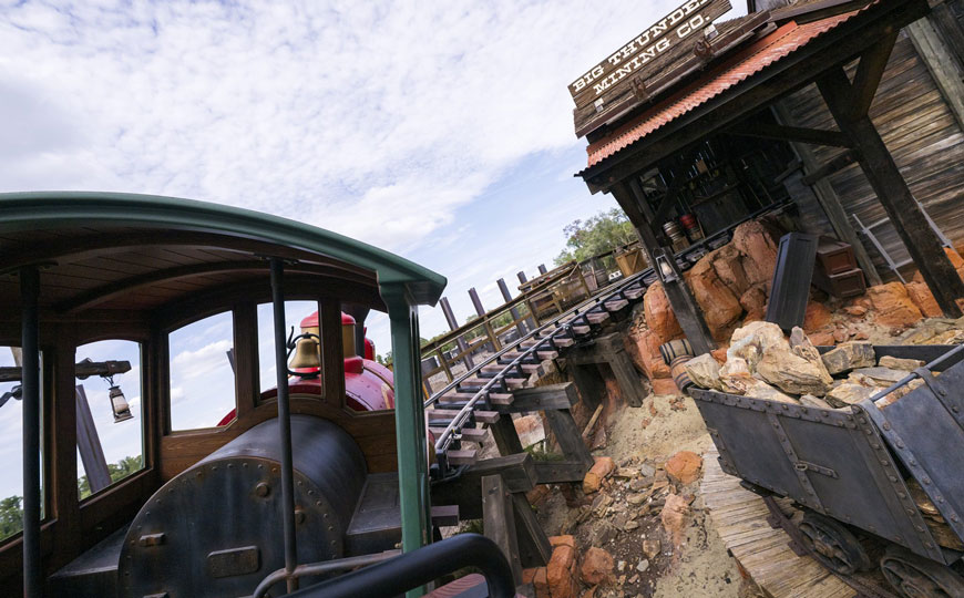 Magia y adrenalina desembarcan con el nuevo Big Thunder Mountain Railroad