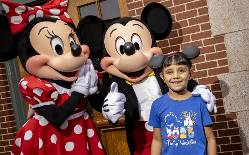 Celebra Disneyland la llegada de su visitante mil millones